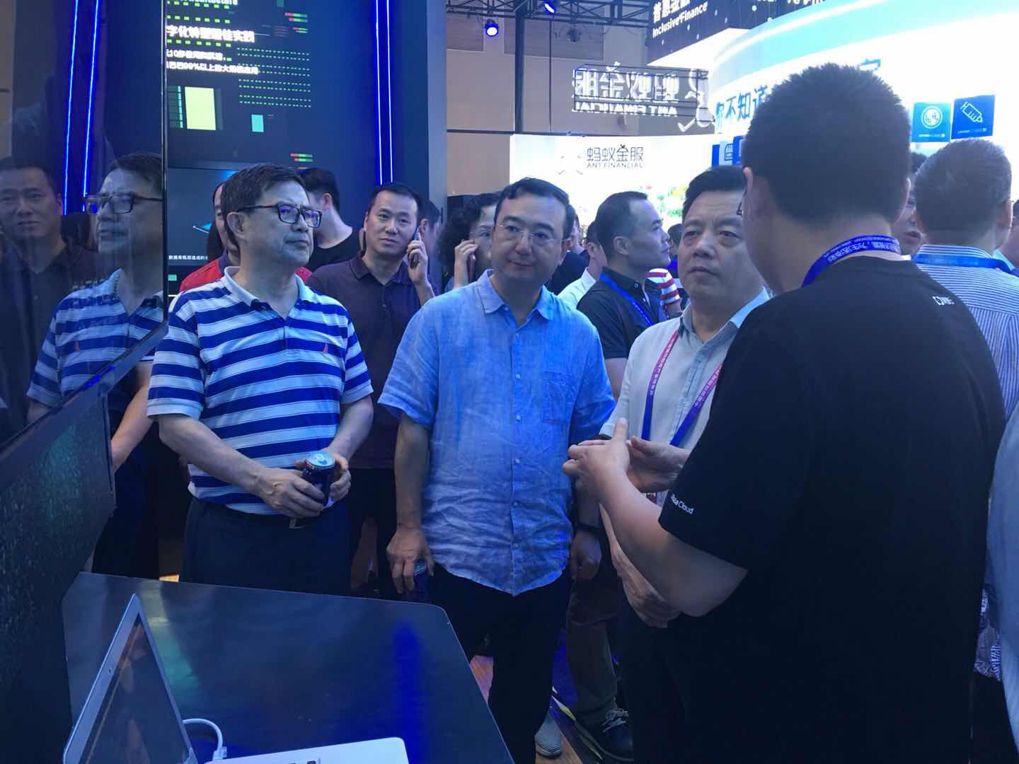 1537841275977654.jpg 重庆市领导莅临华芯通展台.jpg