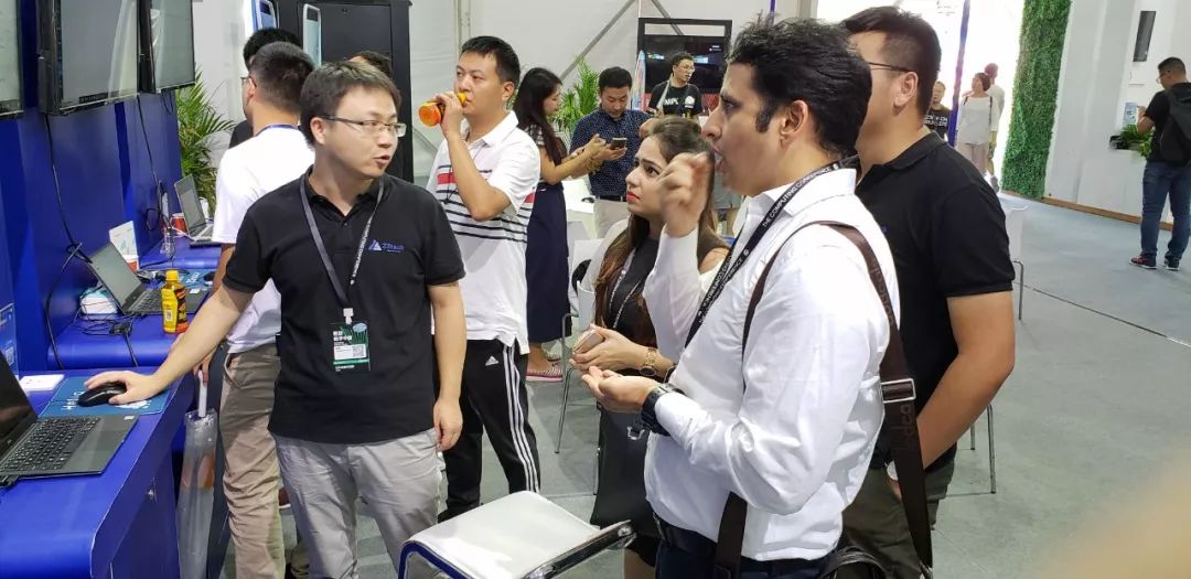 1538286043109191.jpg 国际友人参观ZStack展台瞬间.jpg